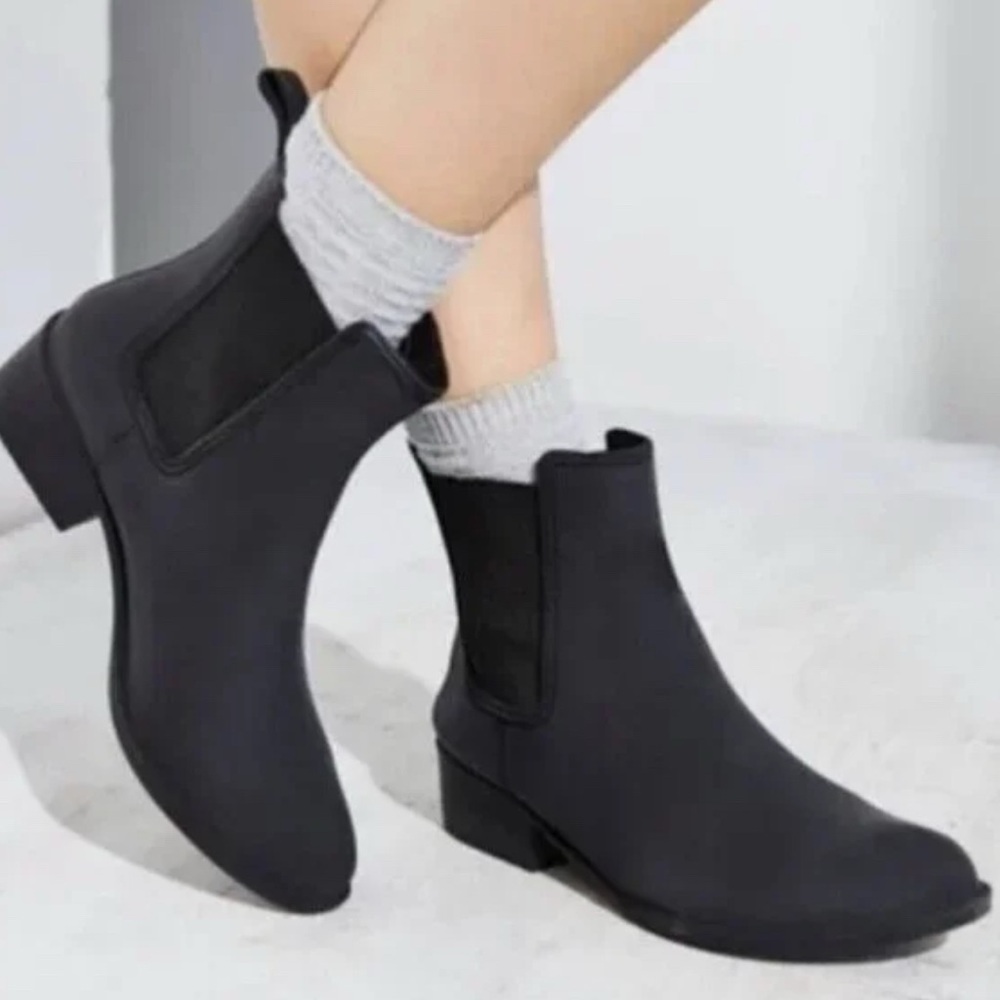 Jeffrey Campbell Black Winter Rain Boots with Slip-On Design Size 8.